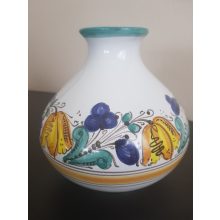 Habán váza, amely  15 cm magas, 15 cm átmérőjű dekoratív váza.
