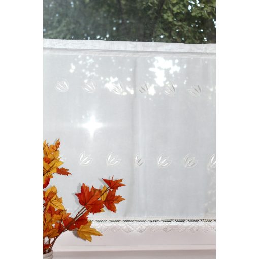 Ecrü voile alapanyagra ecrü hímzett mintával, 90 cm széles x 75 cm magas, csipke aljú.