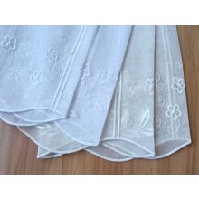 Hímzett batiszt vitrázsfüggöny 45 cm magas fehér vagy ecrü színben  V 499