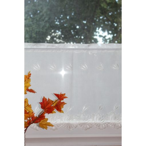 Ecrü voile alapanyagra ecrü hímzett mintával, 90 cm széles x 63 cm magas.