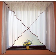 Ferdén átfedős ecrü voile függöny, barna ferde pánttal díszítve.