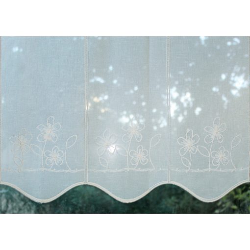 Madeira – Ecrü hímzett batiszt vitrázsfüggöny,  75 cm széles x 48 cm magas.