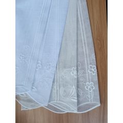   Hímzett batiszt vitrázsfüggöny 120 cm magas fehér vagy ecrü színben  V 499