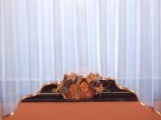 Íves aljú, ferde pántos függönyök.